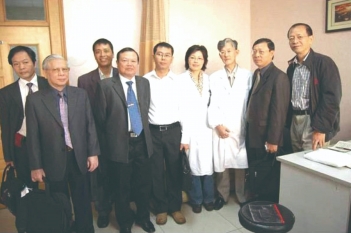 2006年，越南卫生部长一行莅临我院参观交流