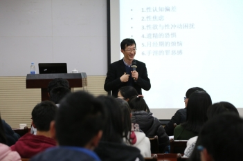 2017年12月，淘宝宝志愿队受邀前往上海华东理工大学开展艾滋病专题讲座