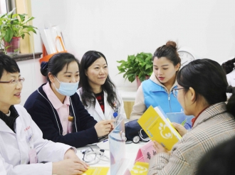 我院与枫林街道共建“月月学雷锋”活动，让居民们在家门口就能享受到专业的医疗服务2020.12.5