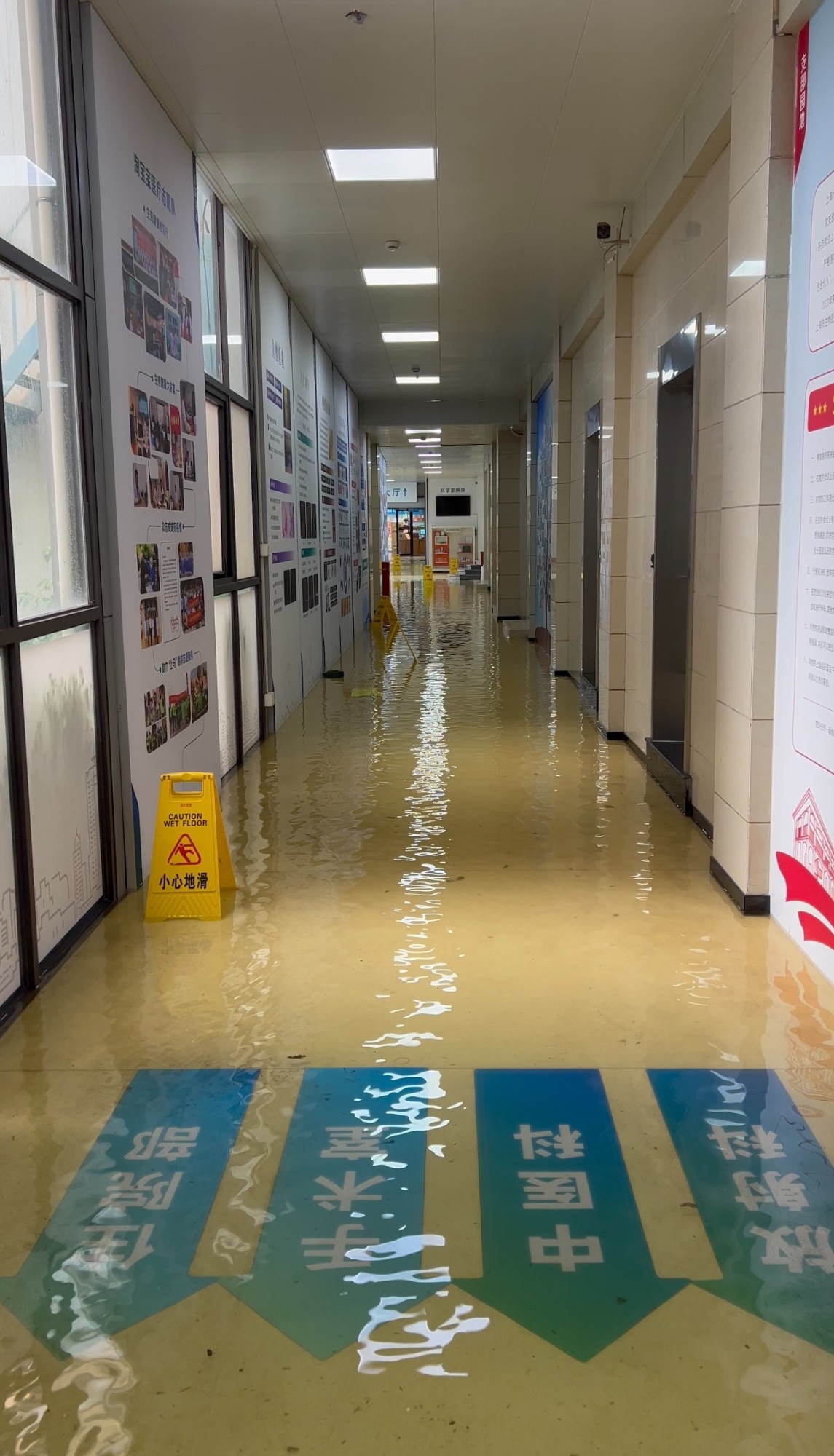 走廊积水 图片